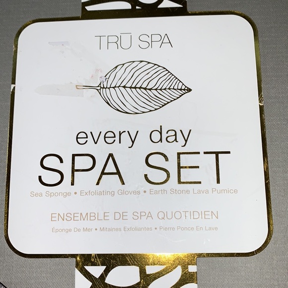 Spa Set Giftbox NWOT Exfoliate, Sponge, Gloves & Lava Pumice - Picture 2 of 10